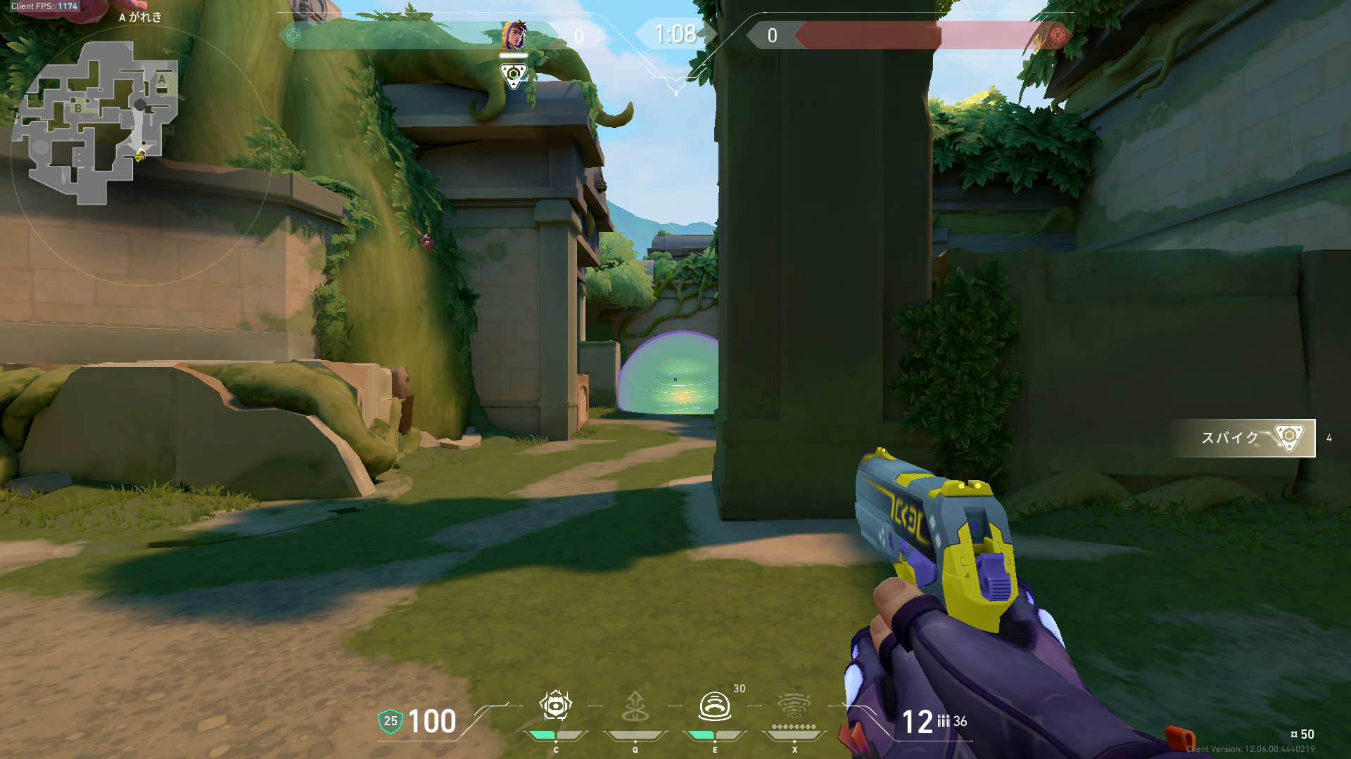 『VALORANT』の新エージェント「ミクス」のプレイ画面。マップ「ロータス」のAがれき付近で、ハンドガンのクラシックを構え、前方に紫色のスモーク（ルセ）を展開している一人称視点のスクリーンショット。